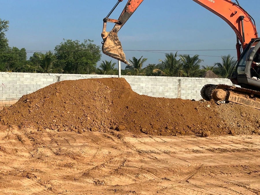 Đặc điểm nhận dạng của đất là có màu sẫm hơn cát